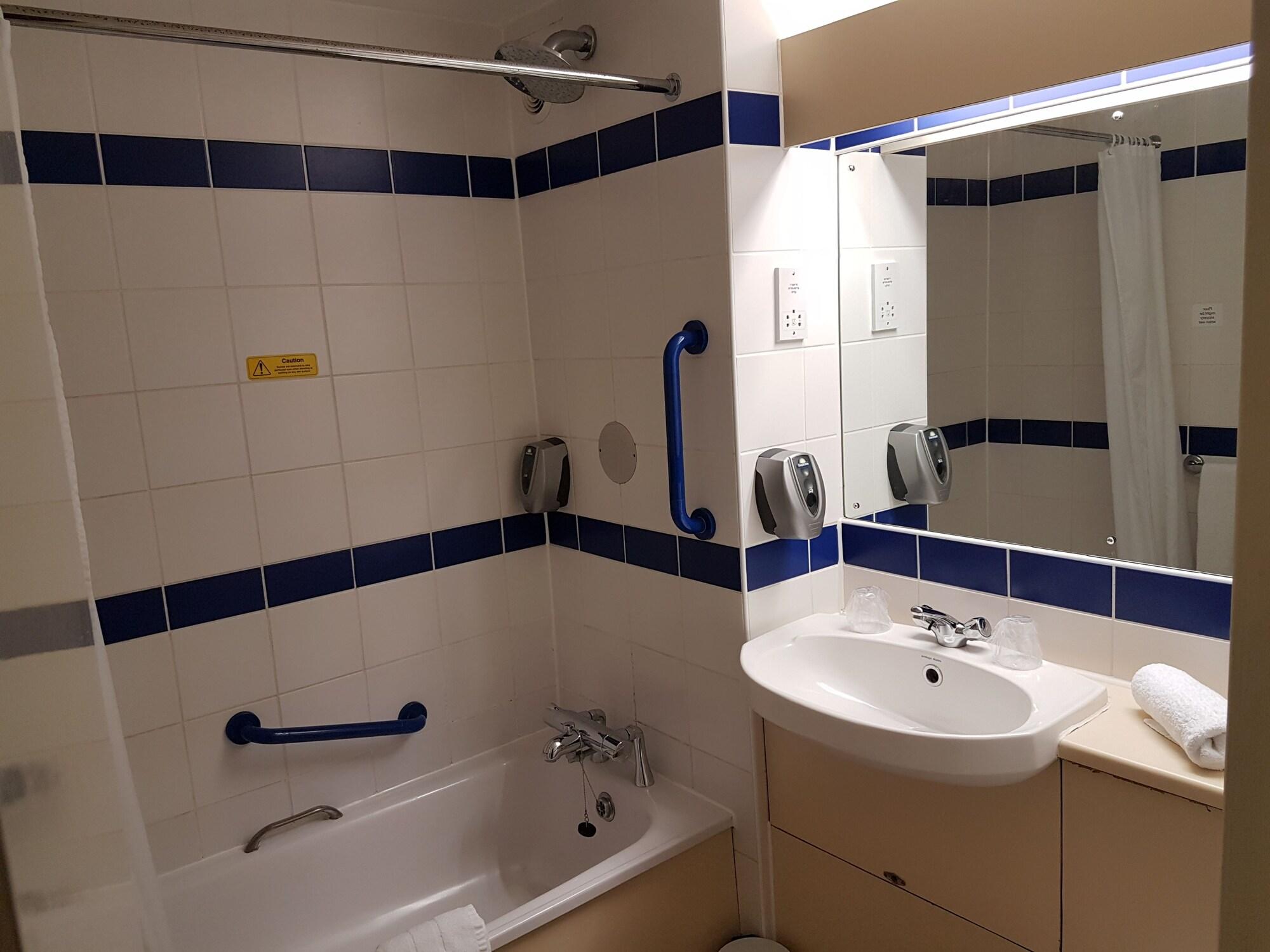 Days Inn Sutton Scotney North Экстерьер фото